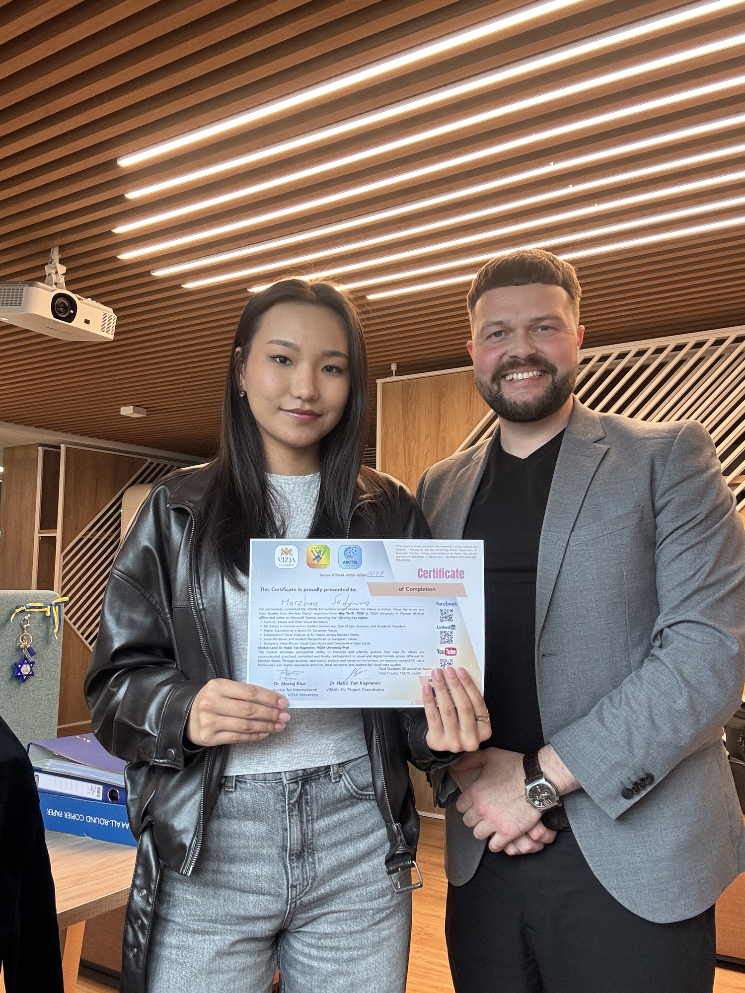 Summer School participant receiving a certificate from Dr Habil. Yan Kapranov
